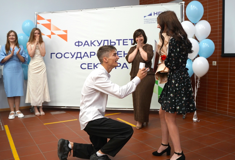 Фото В новосибирском вузе двум девушкам сделали предложение руки и сердца на вручении диплома 2